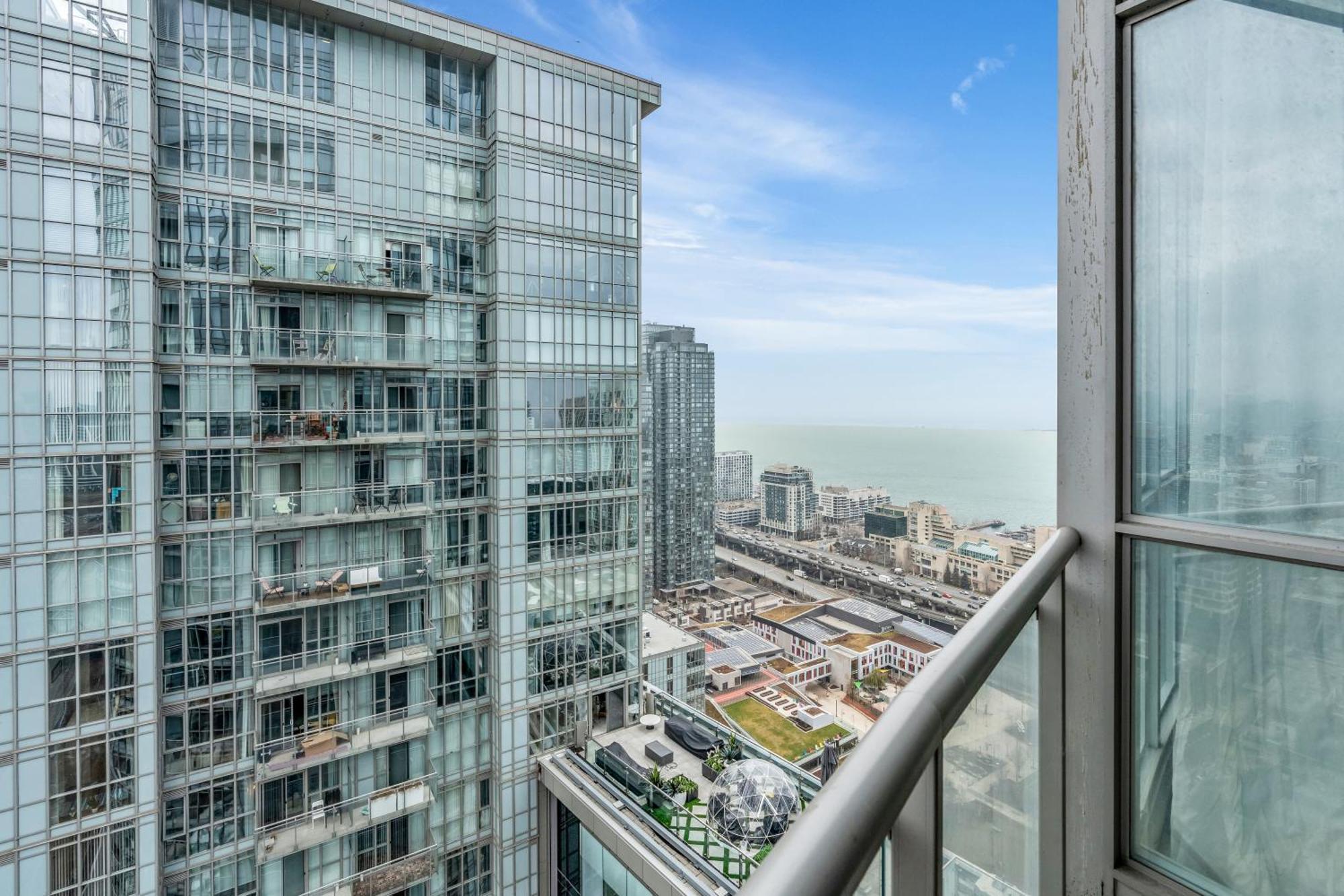 Spadina Modern Suites Toronto Esterno foto